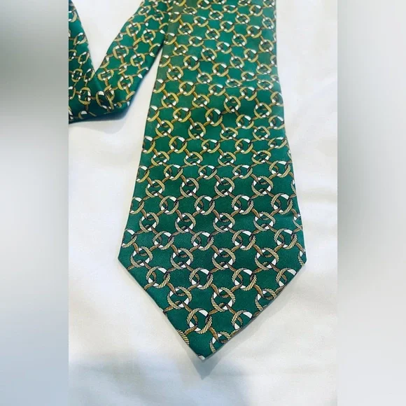 Authentic Burberrys Wide Green Silk Floral graphic designs & Name Logo Detail. - Picture 2 of 3